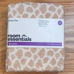 Room Essentials Microfiber Sheet Set Twin/XL Cream & Pink NWT